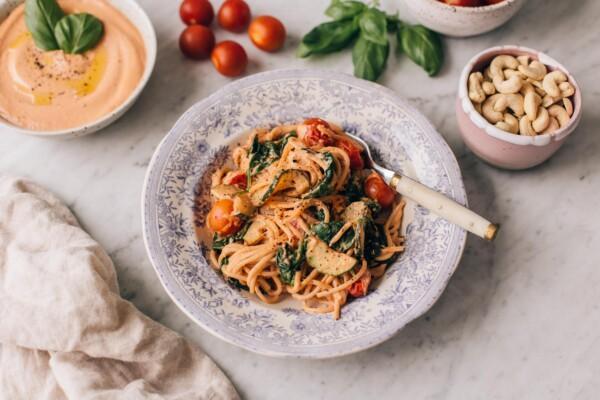 Kermainen tomaattipasta cashewkermalla