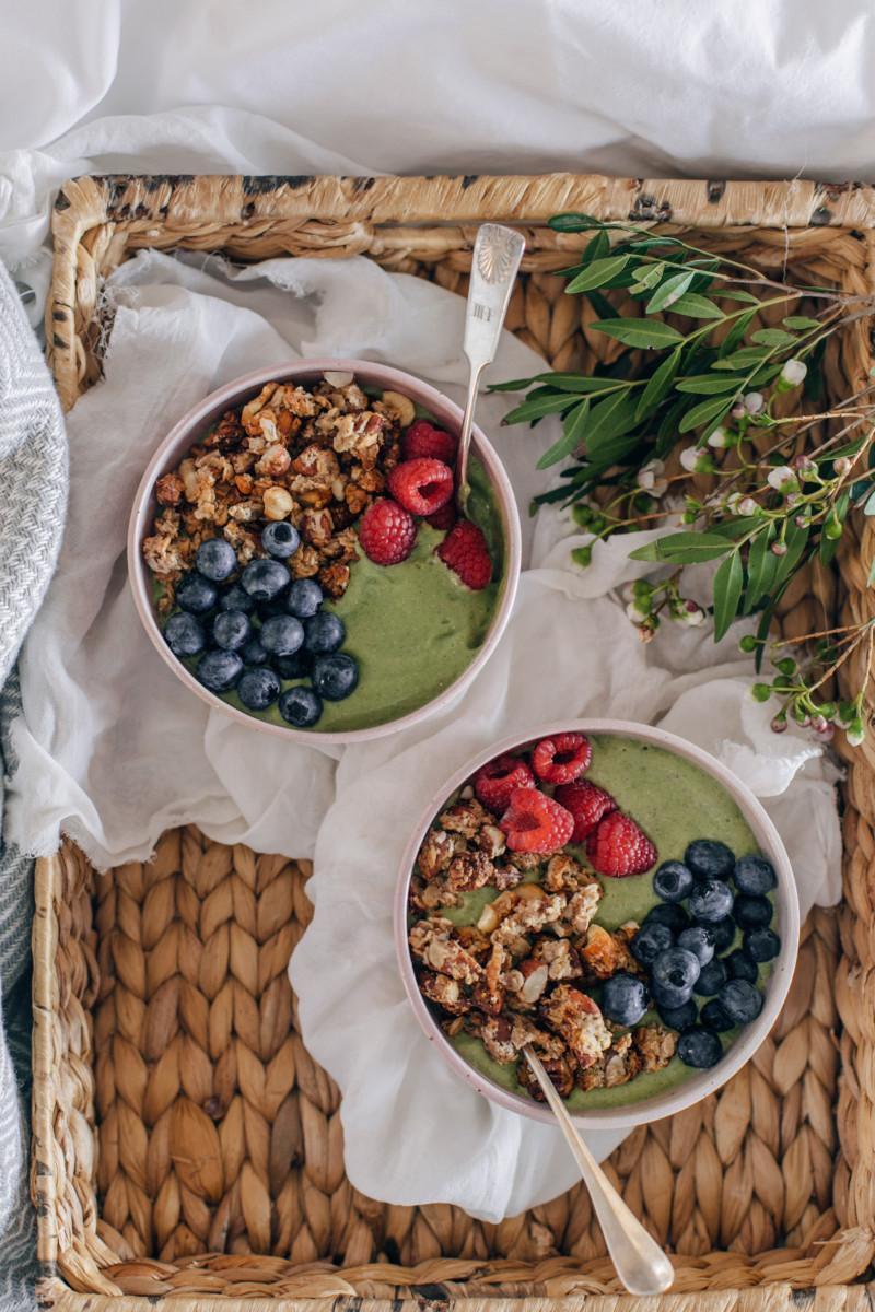 Raikkaat vihersmoothiet ja pähkinägranola - Foodin